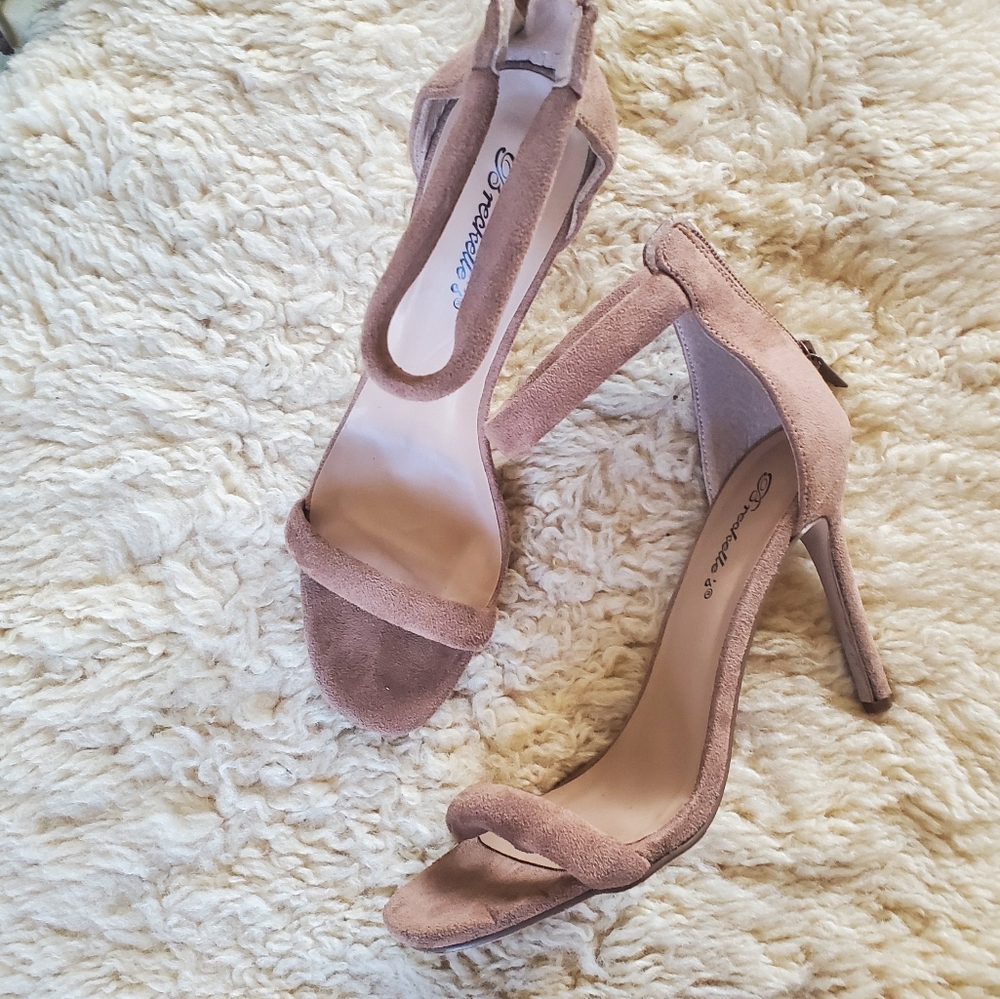 EUC Breckelles nude strappy heels sz8